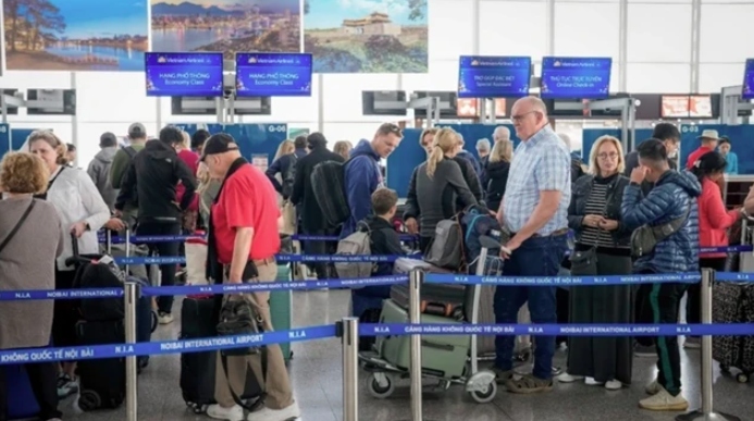 Int'l passenger volume via airports sees strong growth in 8 months